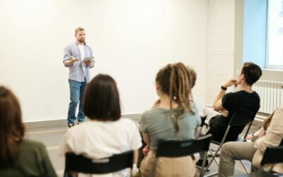 Prendre la parole en public sans trembler : comment les thérapies brèves peuvent vous aider